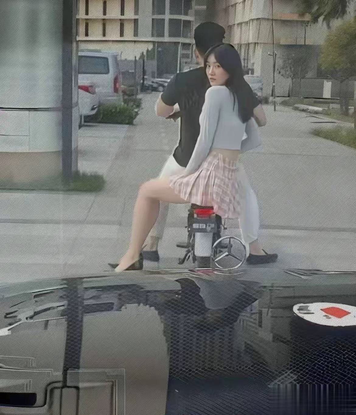 在她的眼中看到了什么？