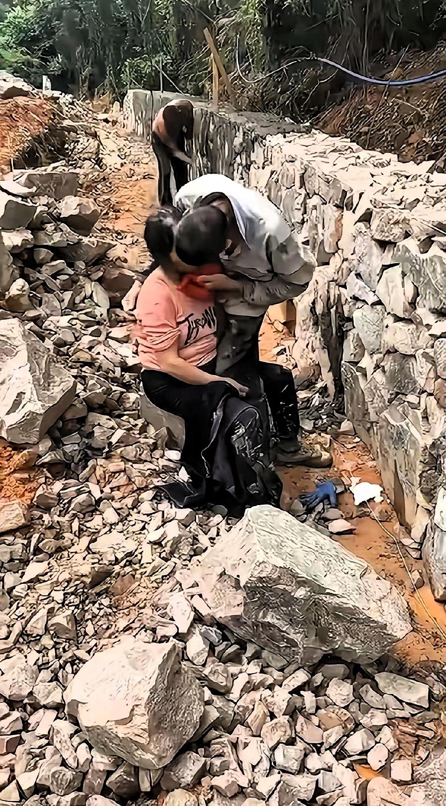 只有自己的老婆自己心疼了，一对老夫妻在工地帮老板砌水渠，因为是小段承包的，工资结