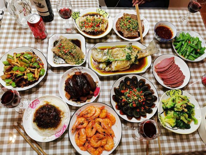 年夜饭的香味还在空气中弥漫，混合着茶香、酒香、还有亲情特有的温暖气息。这气息会渗