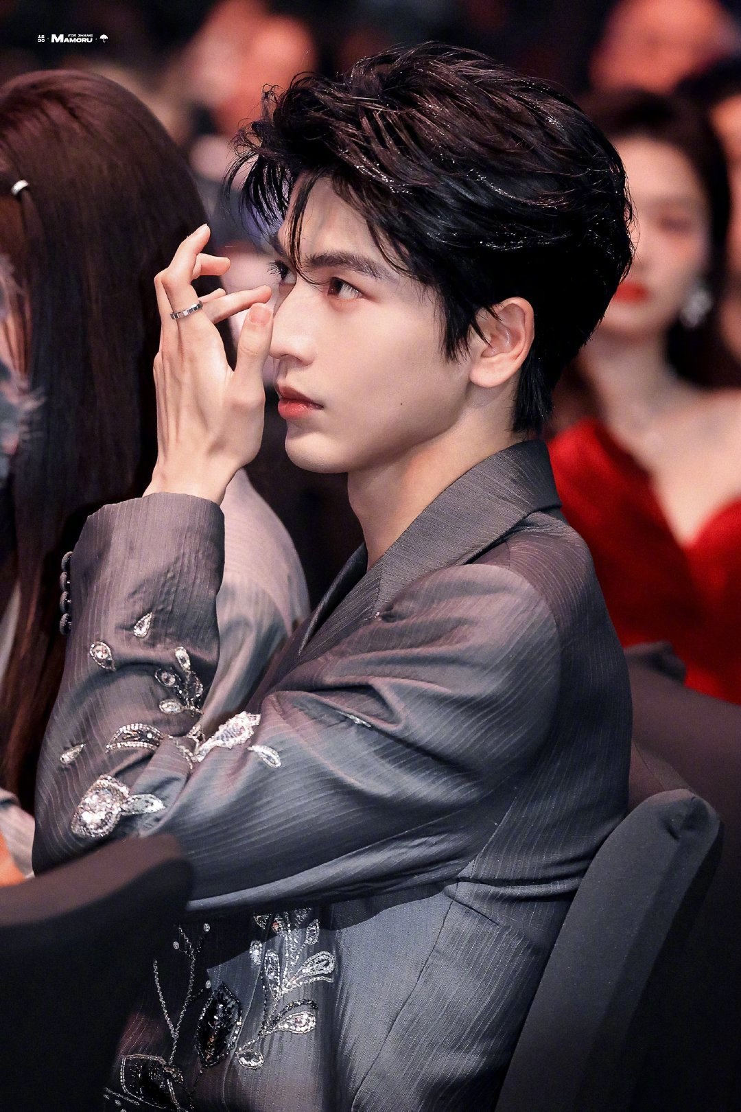 张凌赫确认出席12.6爱奇艺尖叫之夜，期待权威贵公子闪耀红毯，没人看到这张脸不会