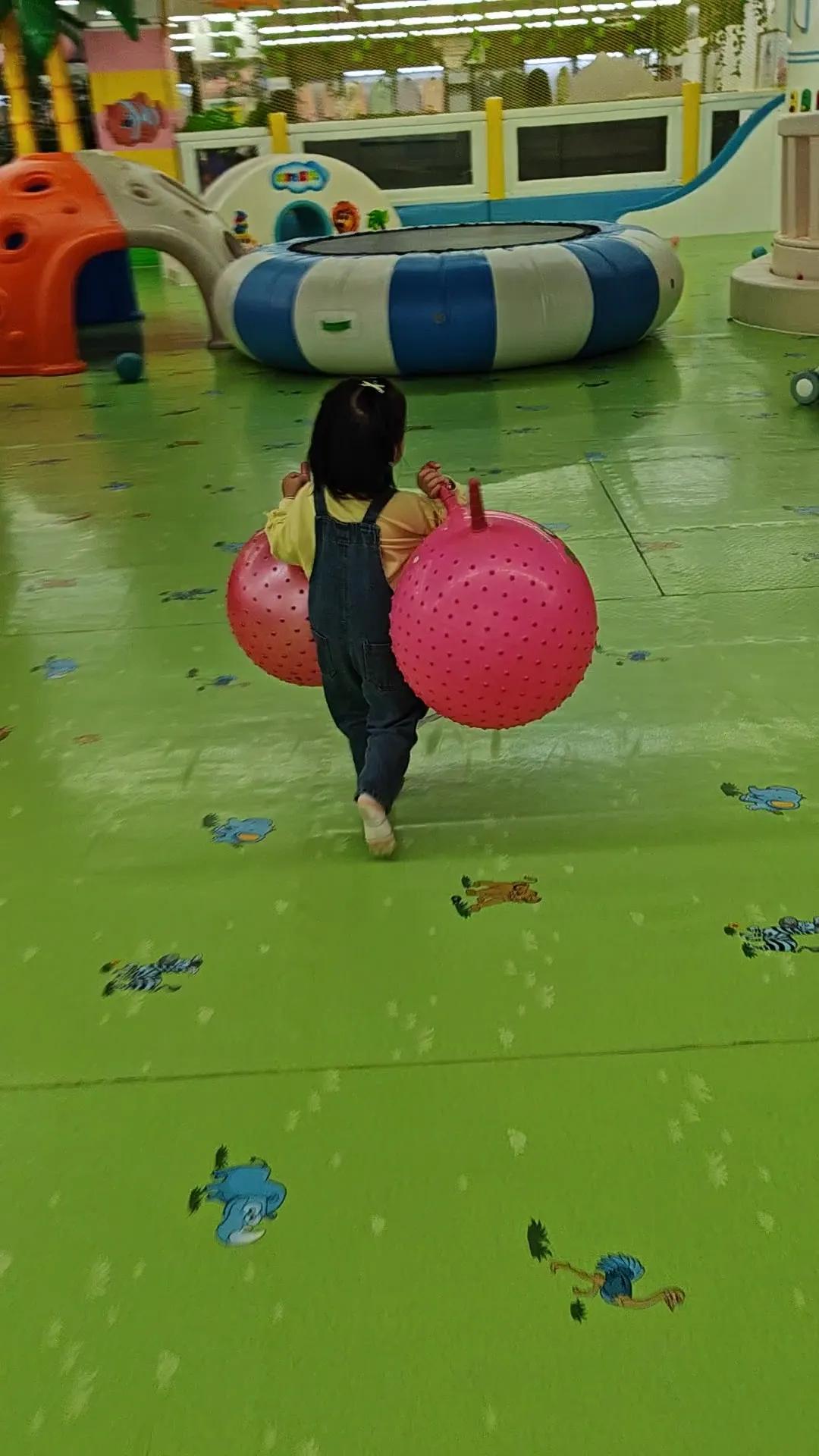 惹了一肚子气！我宝两岁半，下午带她去儿童乐园，宝宝一会玩滑梯，一会玩蹦蹦床，很