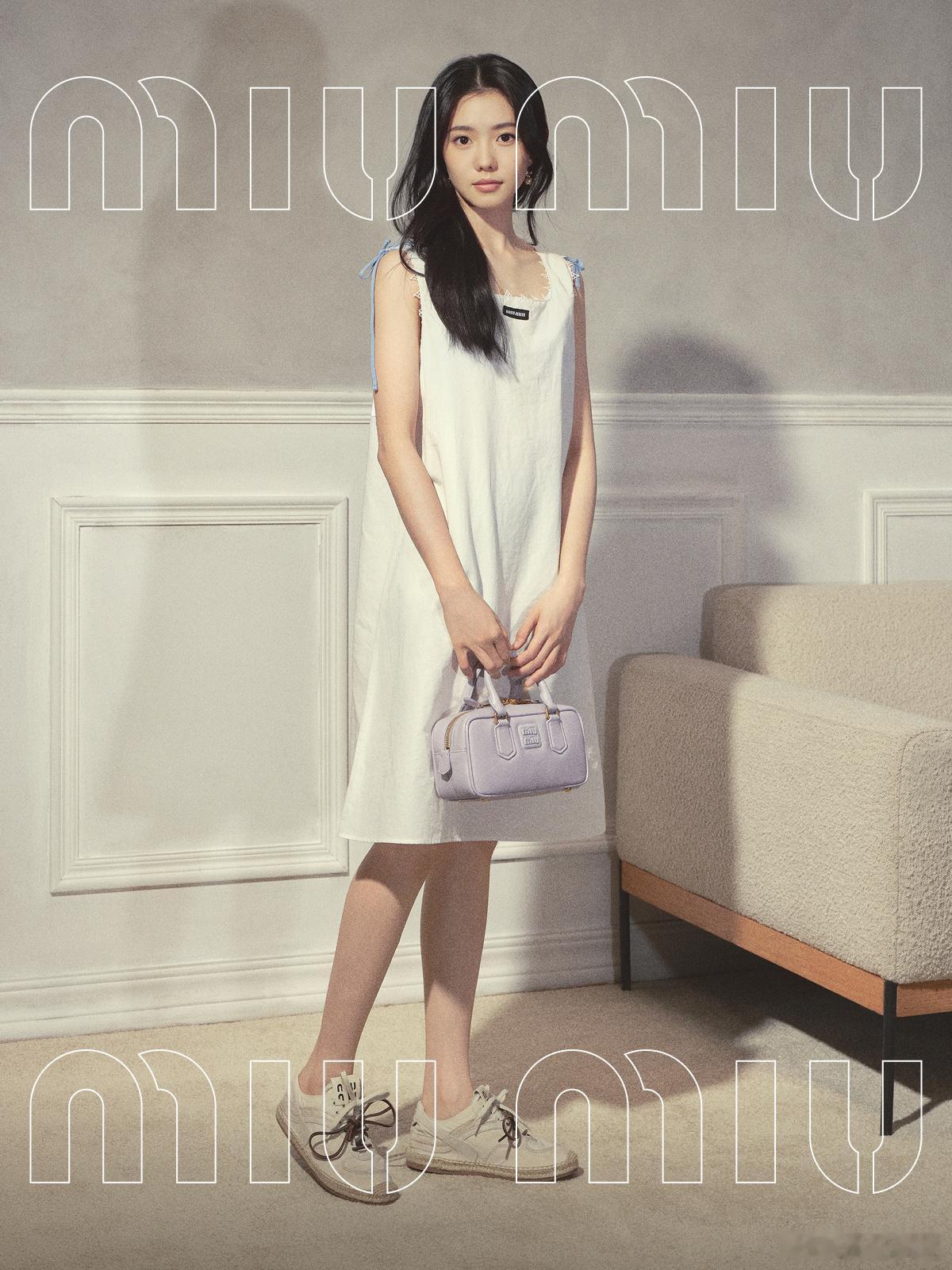 品牌大使一齐出镜全新手袋大片，来自MiuMiuGirls的520节