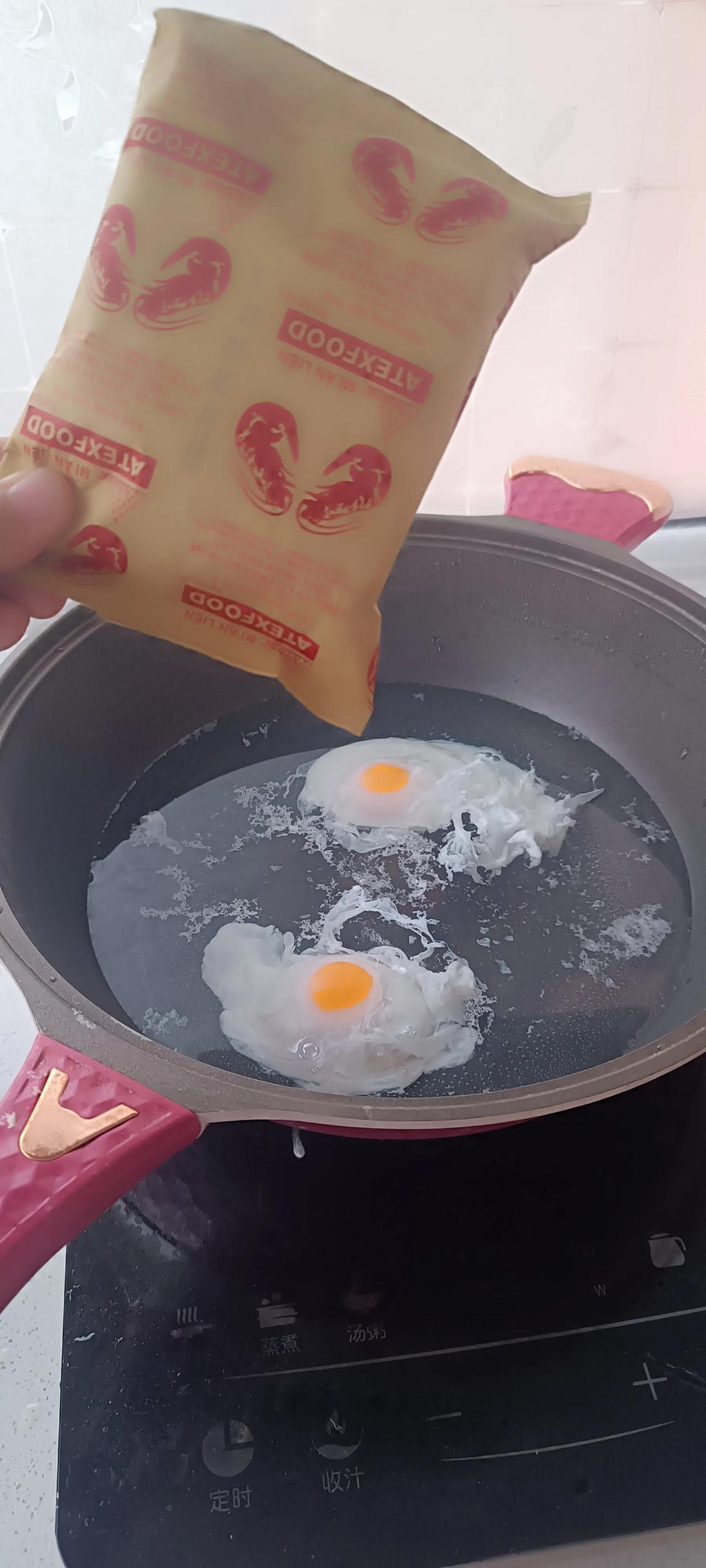 卧两个鸡蛋，煮一袋越南方便面，看看和咱的比哪个更好吃。