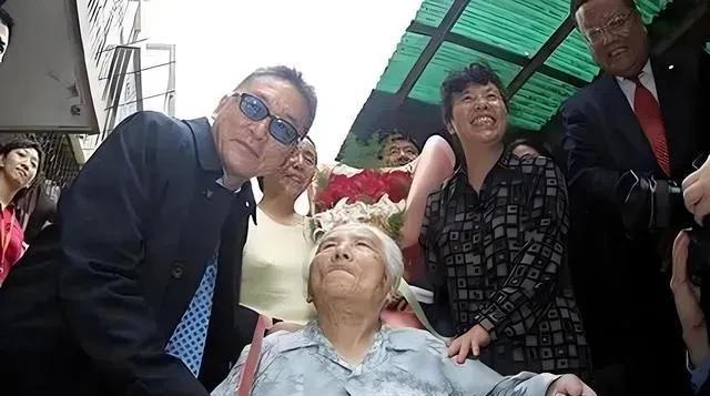 李敖他妈去世那年，兄弟姐妹一个没回。他一个人，擦身、穿衣、送终。不是他狠，是