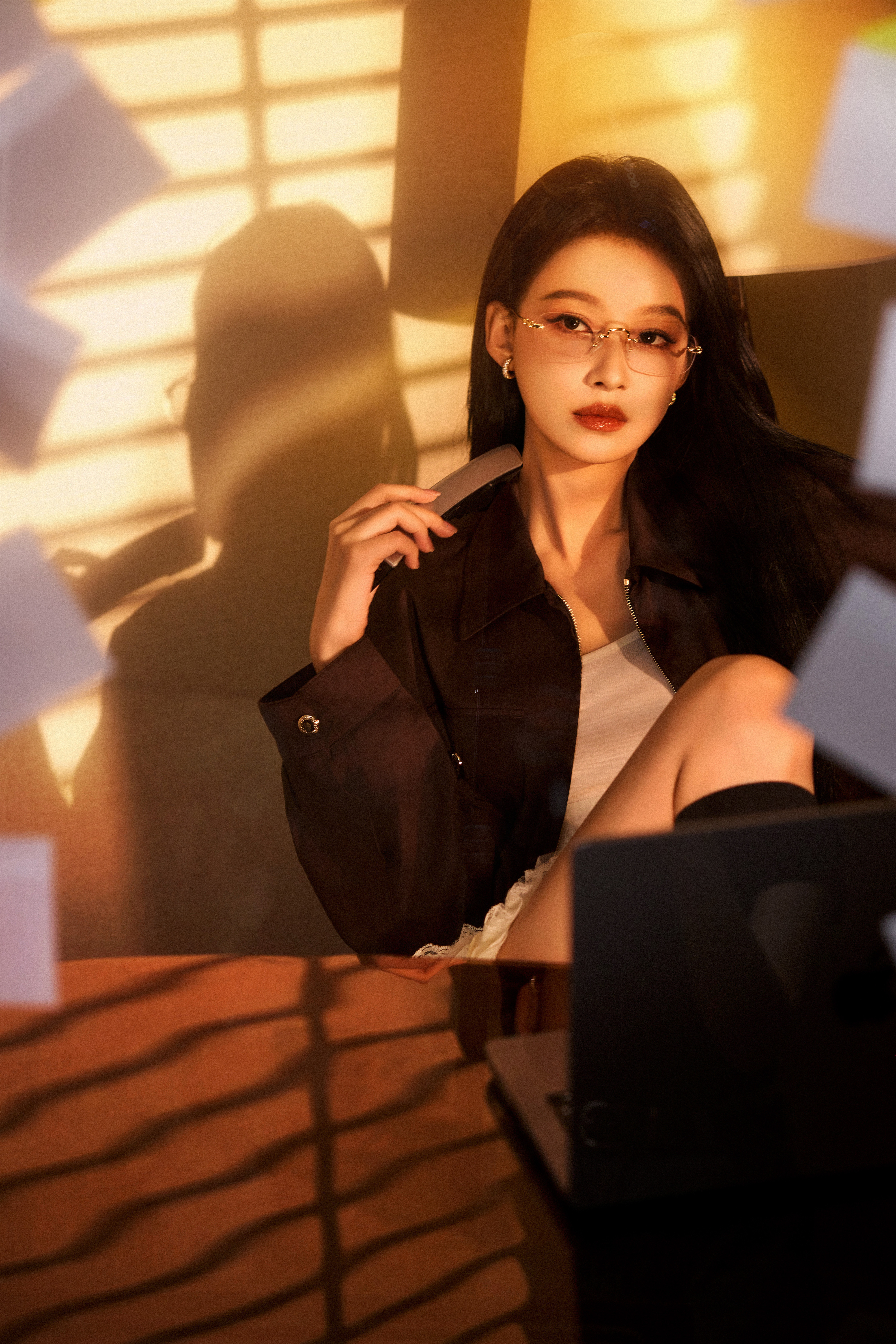 孙怡，眼镜甜姐：光影交叠下舒展复古矜贵乐章​​​