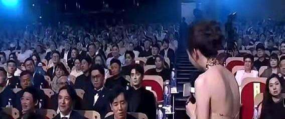 于和伟的视线，像被烫到一样，从女主持的深V领口移开。他全程都在看提词器，看搭档