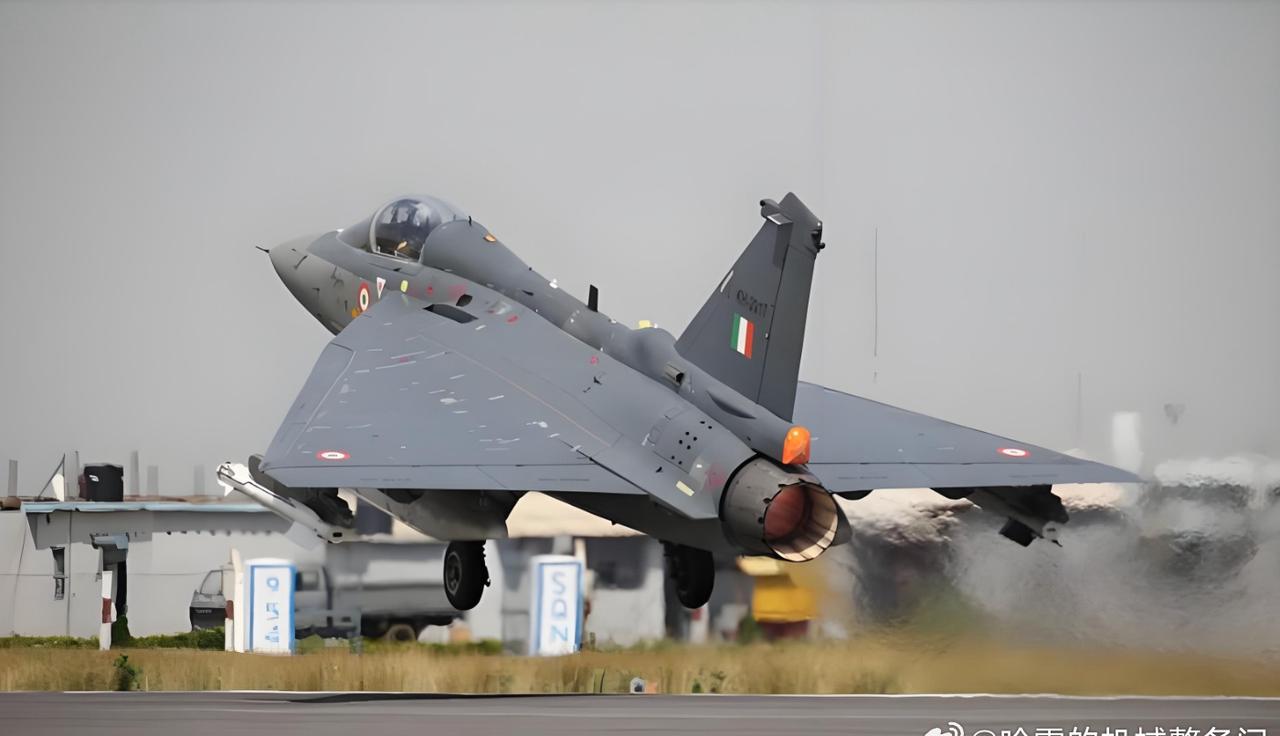 迪拜上空的坠落，印度的光辉战机脸丢大发了，不仅吞噬了一架印度“光辉”战斗机，更是