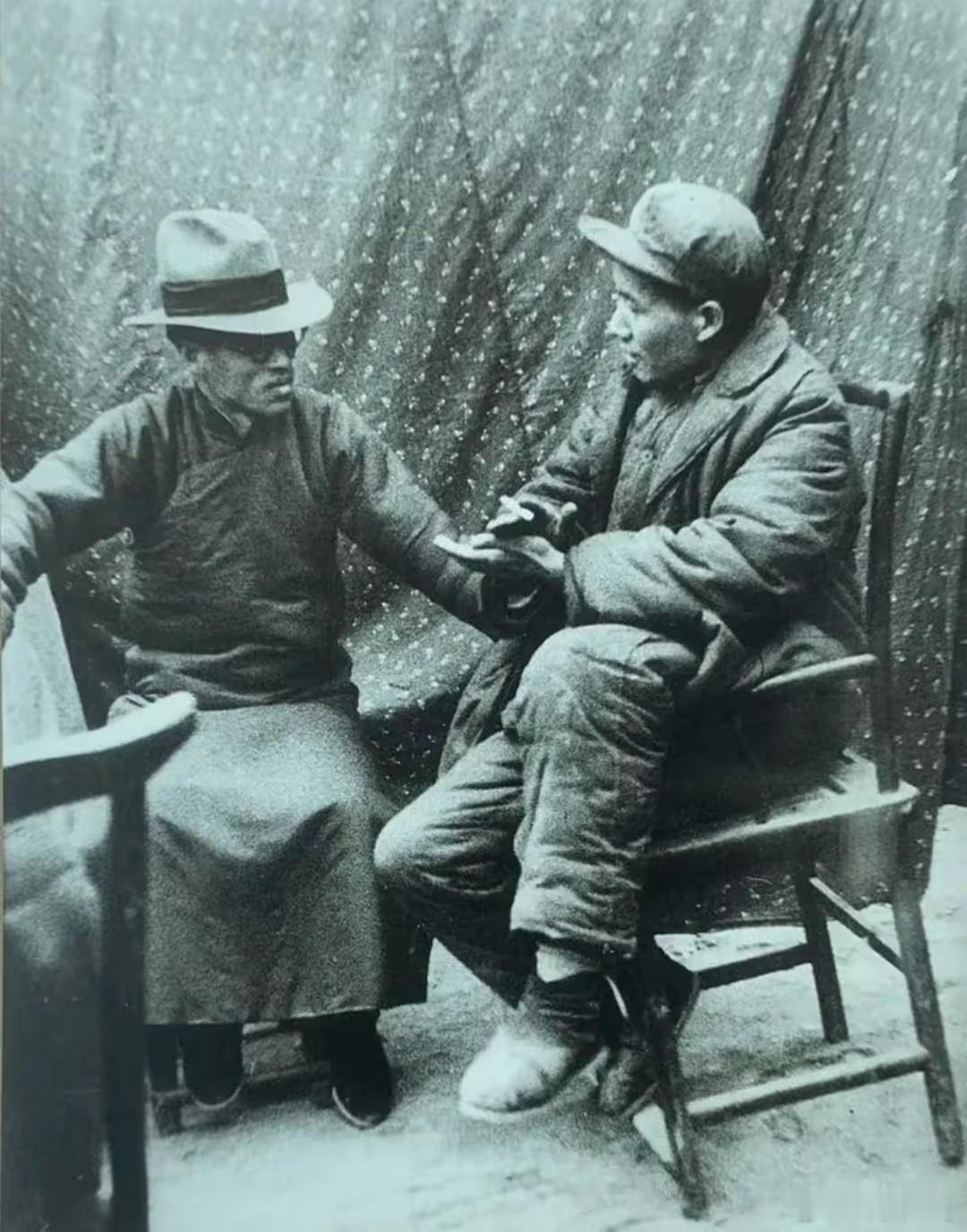 第一次见伟人这张照片，话说我也经常这样坐，可为什么看见教员我怎么那么心伤呢……