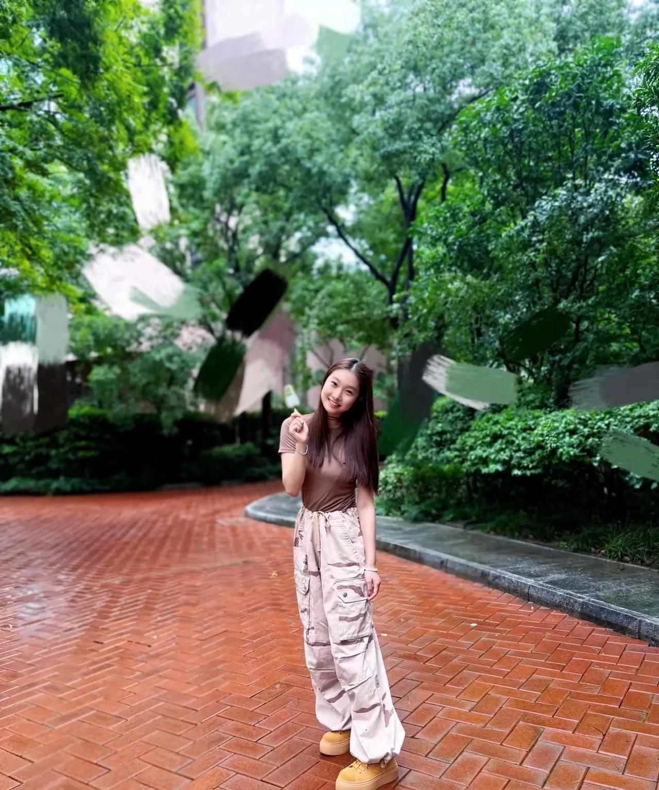 6月22日，马伊琍和文章的大女儿文君竹分享了三张暑期美照，她吃着自己最爱的绿豆冰