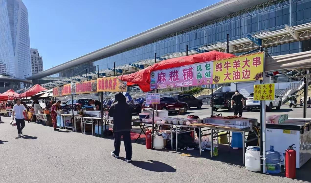 发现哈尔滨南岗会展中心藏着宝藏小吃摊！就在会展中心院里，氛围感直接拉满，太有烟火