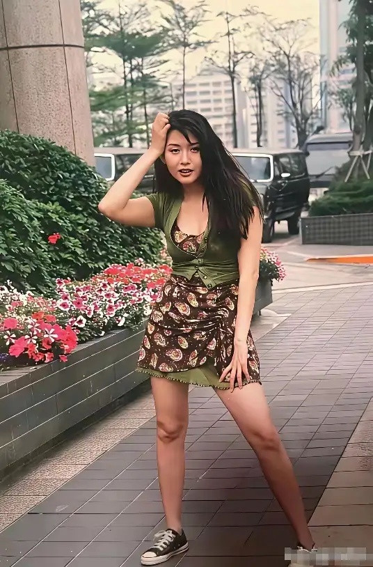 邱淑贞年轻时候照片，纯天然美怪不得王晶能看上她
