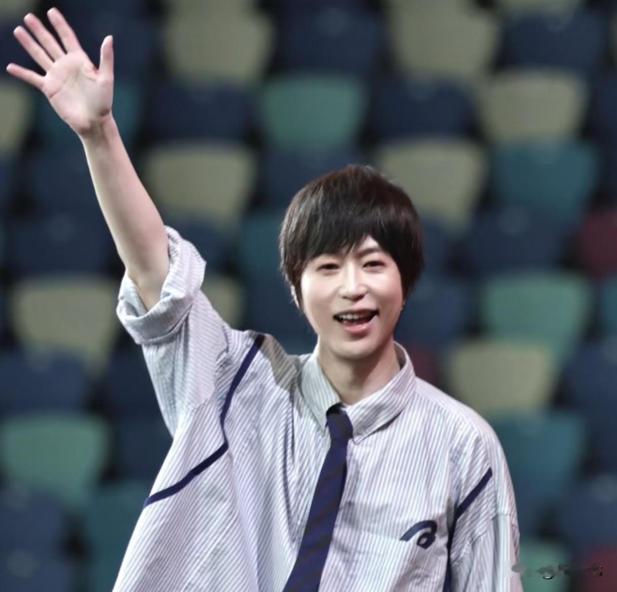 2米多高空坠落‼️阿信流血仍坚持演唱，1从冲向舞台到围拢守护，看懂了什么才是团魂