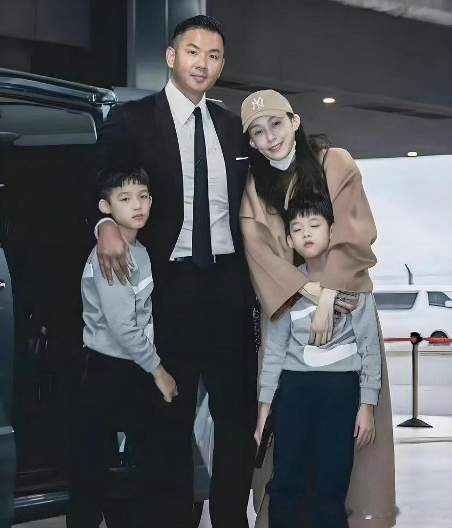 陈建州这人一直是谜一般的存在他年轻的时候先是追小S，然后成了大S的男朋友，两人还
