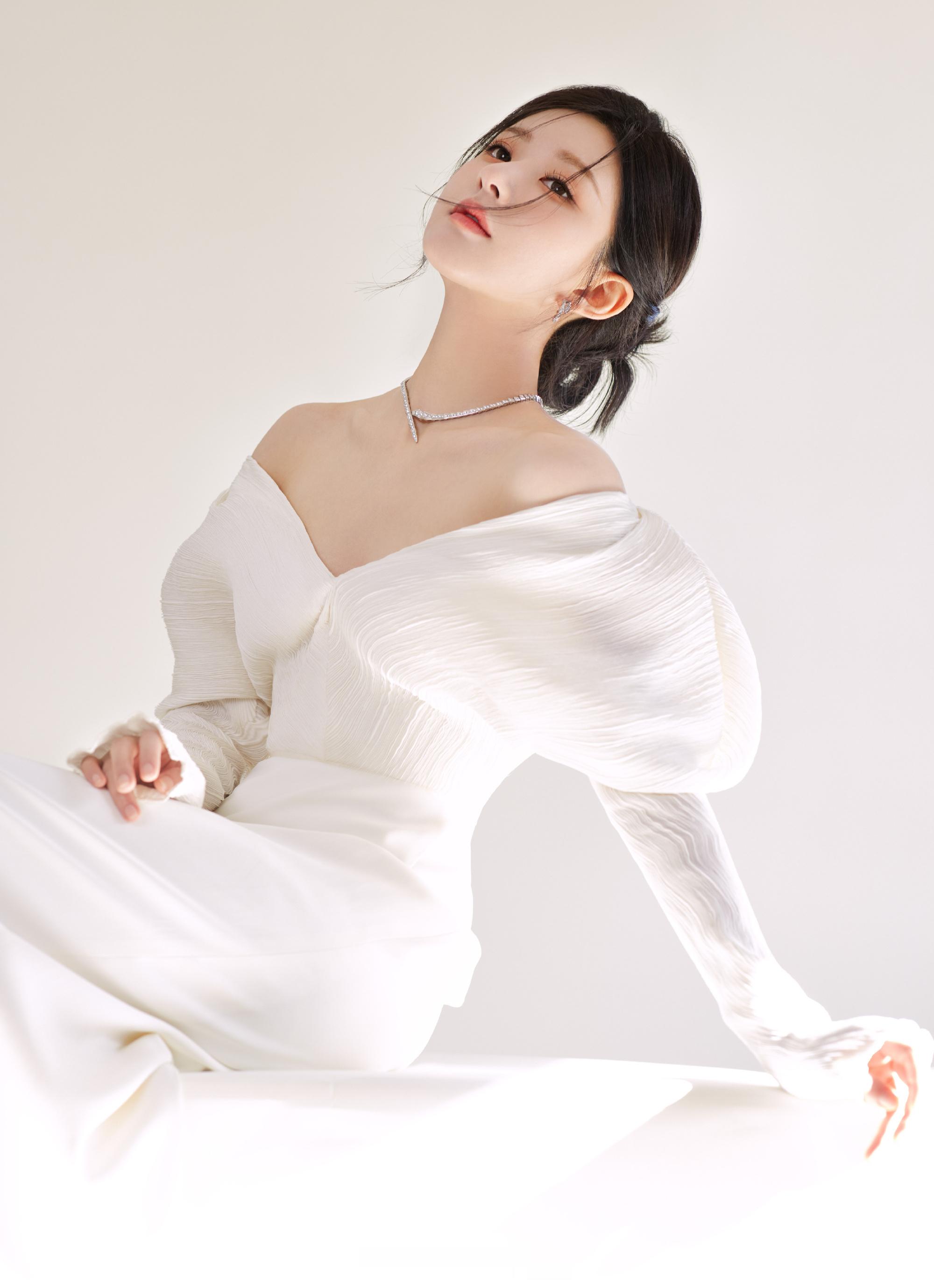 赵露思一抹白裙又柔又美​​​