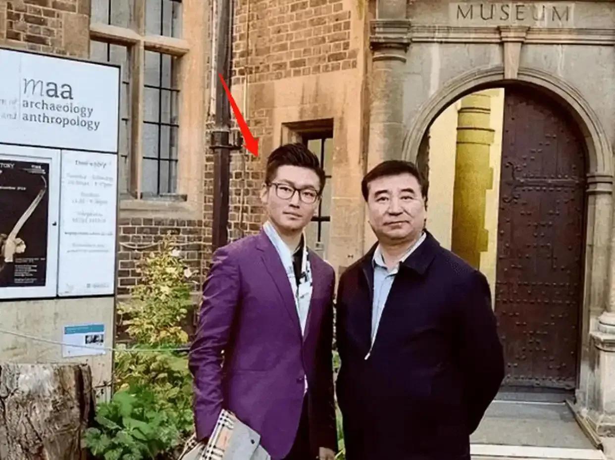 白清扬可谓含着“金汤匙”出生，父母皆是央视名人，在大众视野中熠熠生辉，这让他自小