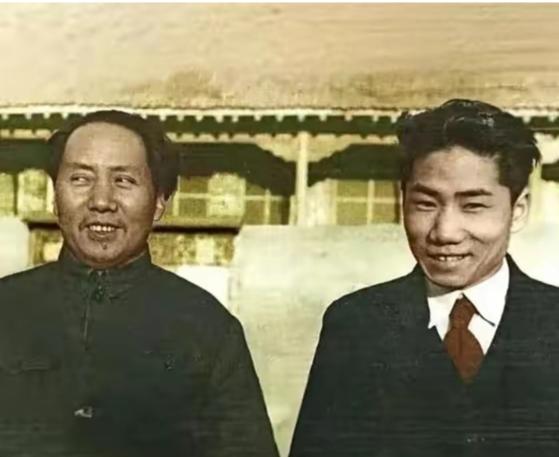 岸英回国，父子重逢，教员表情很可爱，就那种特得意的感觉：“这是我儿子，咋