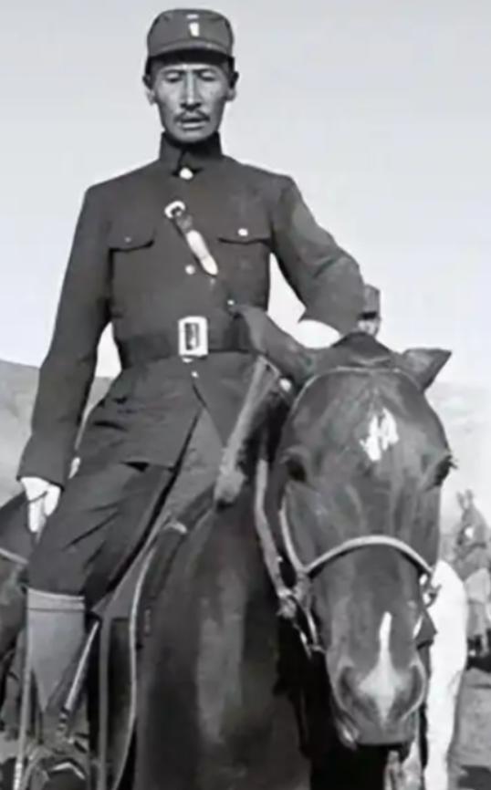 1932年，马占山宣布向日本投降，顿时国内上下骂声一片，然而在受降仪式上，马占山