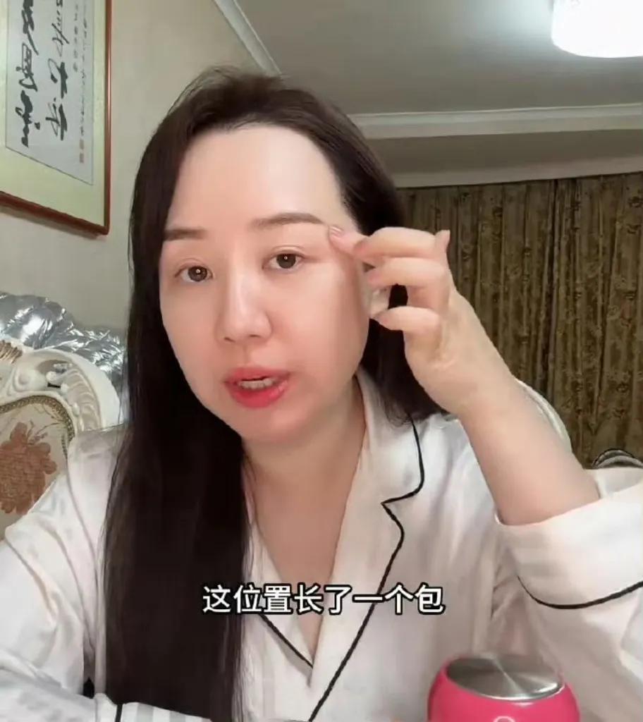 演员关凌提醒网友脸上长东西别手挤！演员关凌13岁儿子左侧眉骨下方长出红肿疼痛的