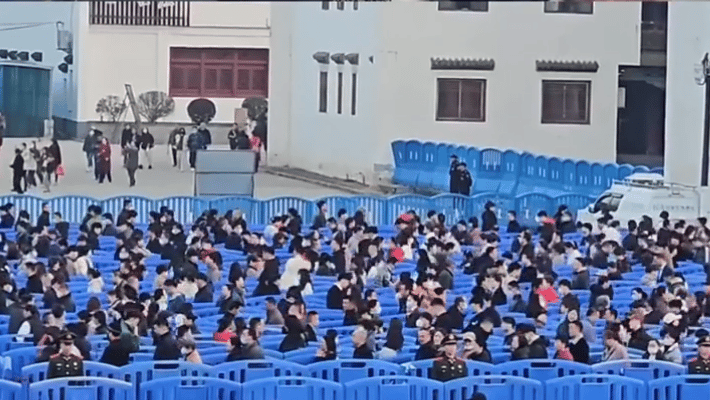 这是什么原理？为什么左右晃手机的话，这人就不动了呢？