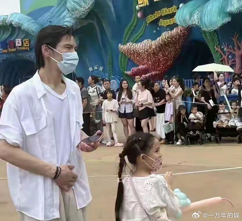 向佐一家现身珠海🌊珠海长隆出现向佐一家人身影，结伴逛乐园轻松自在，夫妻俩氛围感