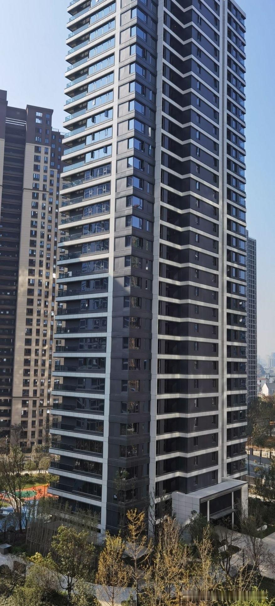 最近总听人说，现在的房价已经跌回到十年前，也就是2015年那时候的水平了。每次听