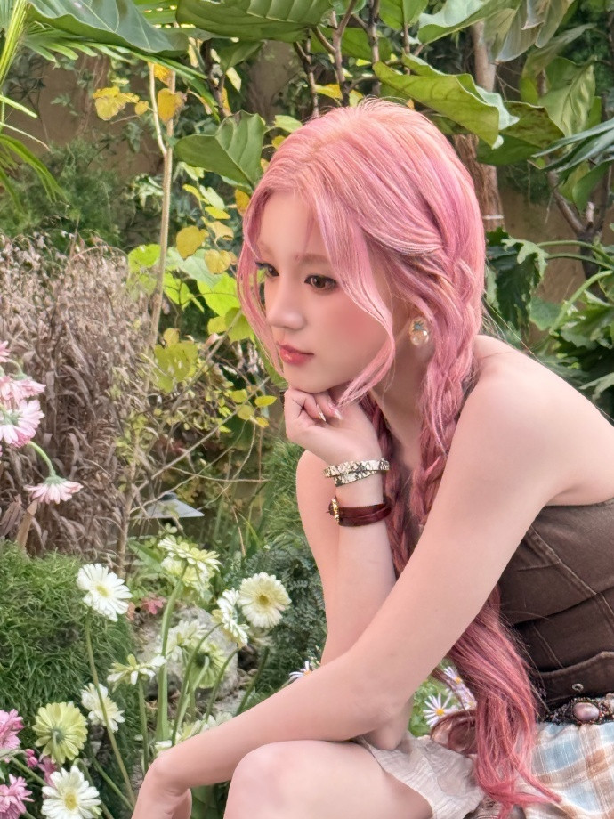 宋雨琦的粉色头发也太戳我了，可爱得就像一颗软糯的棉花糖让人想凑上去咬一口，这魅力