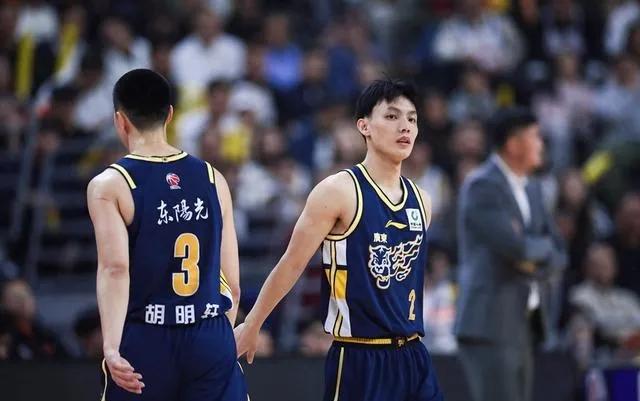 十一冠王摆烂？杜锋缺席训练+篮板被爆26个，广东球迷彻底怒了！昨晚广东81-