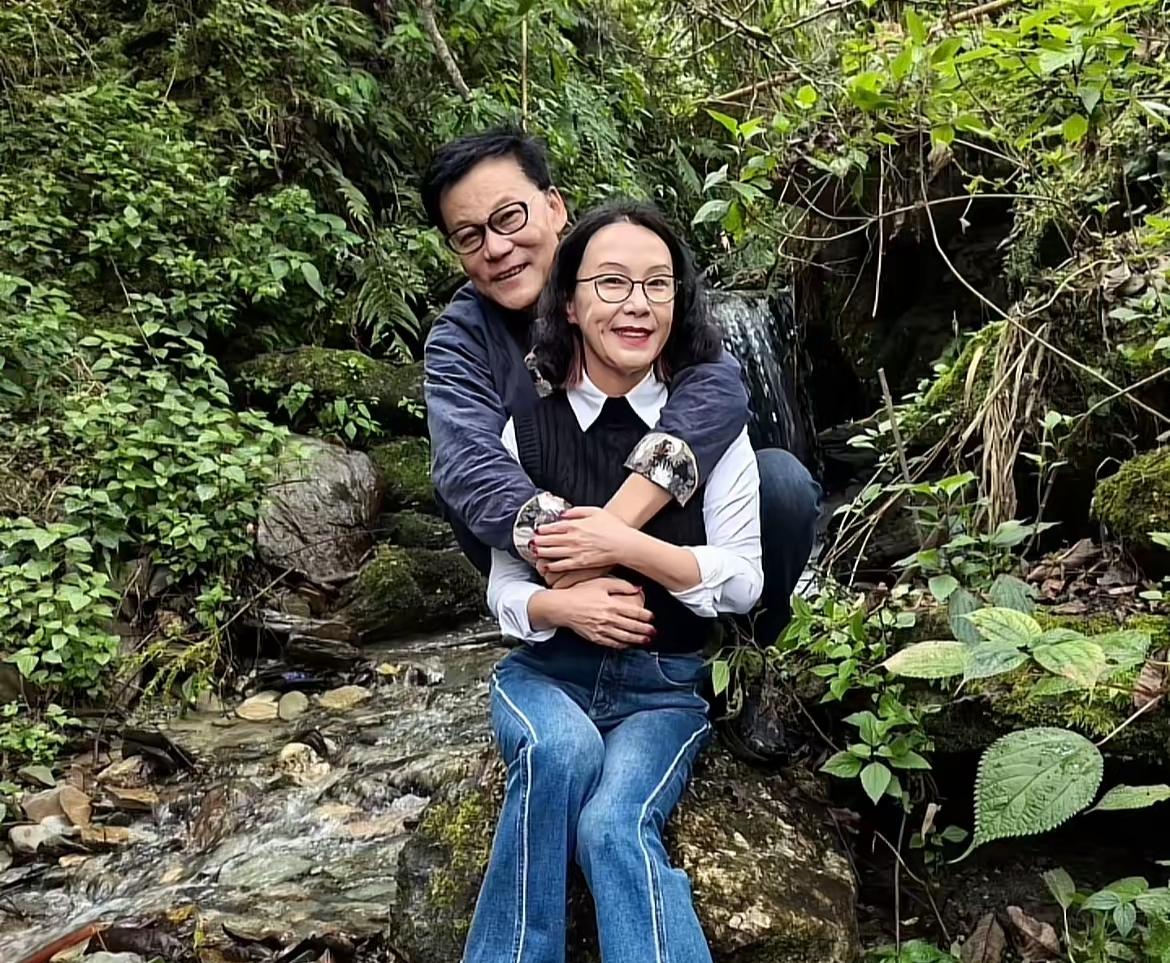 李国庆真的赚了！完全没想到，一把年纪的李国庆，最后还是娶到了自己的白月光张丹