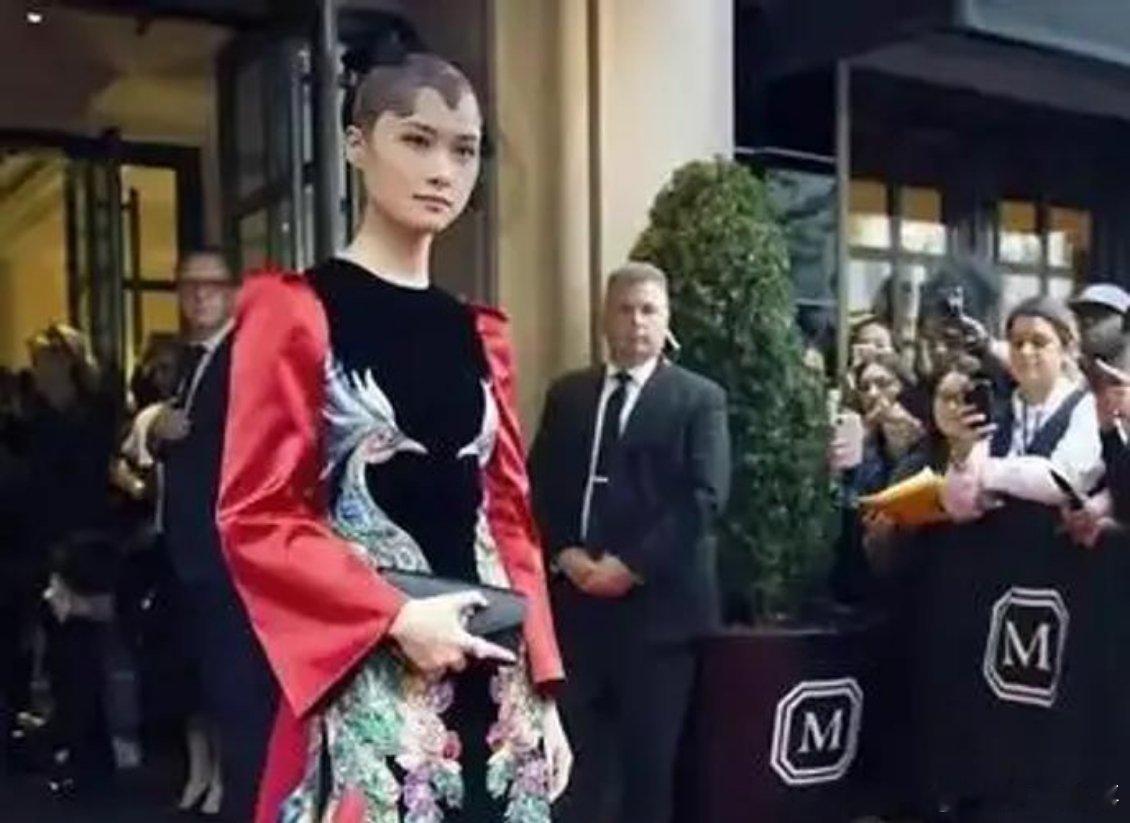 李宇春穿了件中国高定，巴黎炸了，国内却有人说她变脸。那件孔雀蓝长裙，不是买来的，