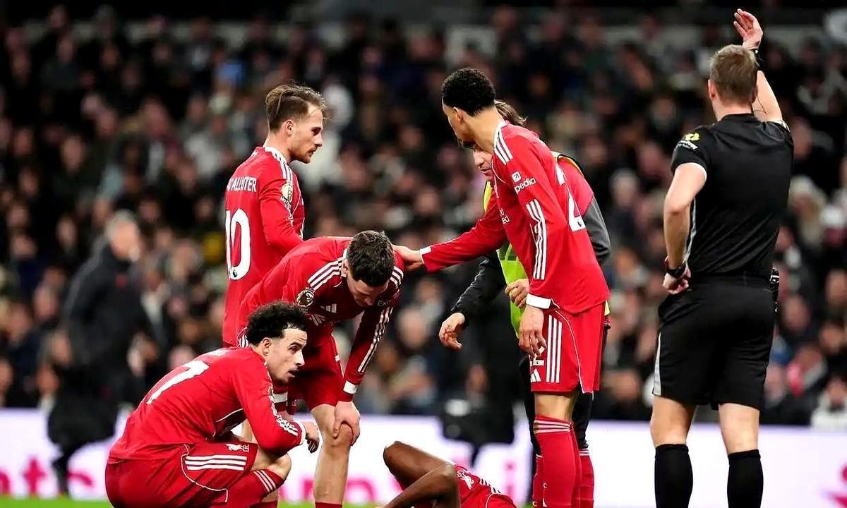 你欢呼的每一秒，都在折现他的关节寿命。伊萨克摔下去时手腕先戳中草皮。替补上场