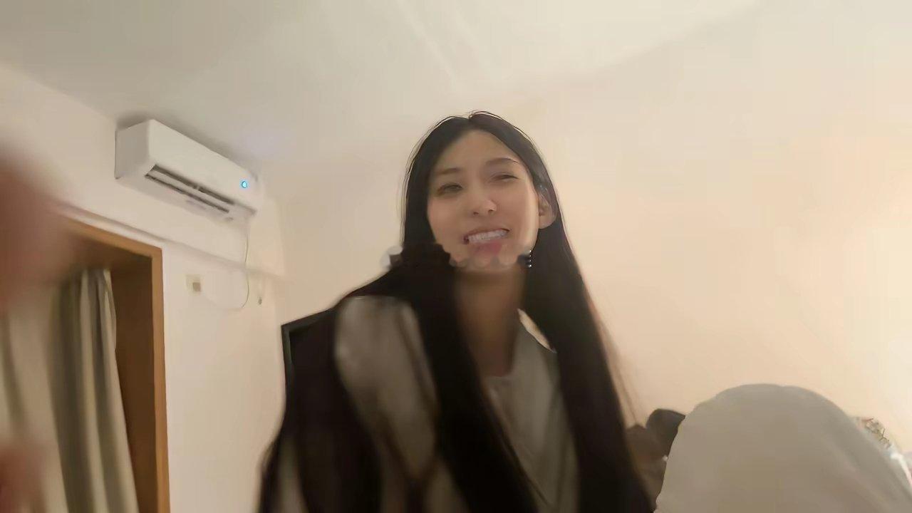 翻到前女友的照片她好可爱我好想她​​​