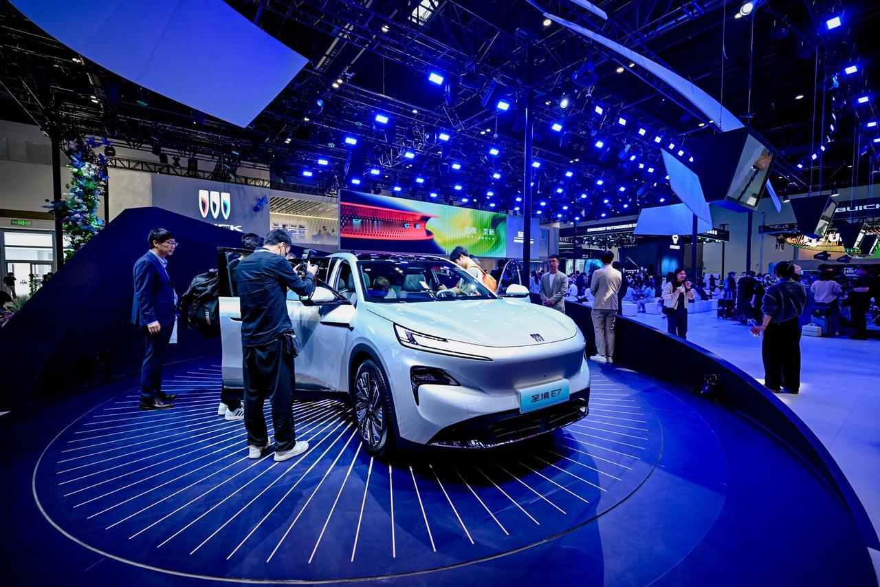 2026北京车展公众日，别克至境E7周围的媒体少了，取而代之的是真实消费者。这个