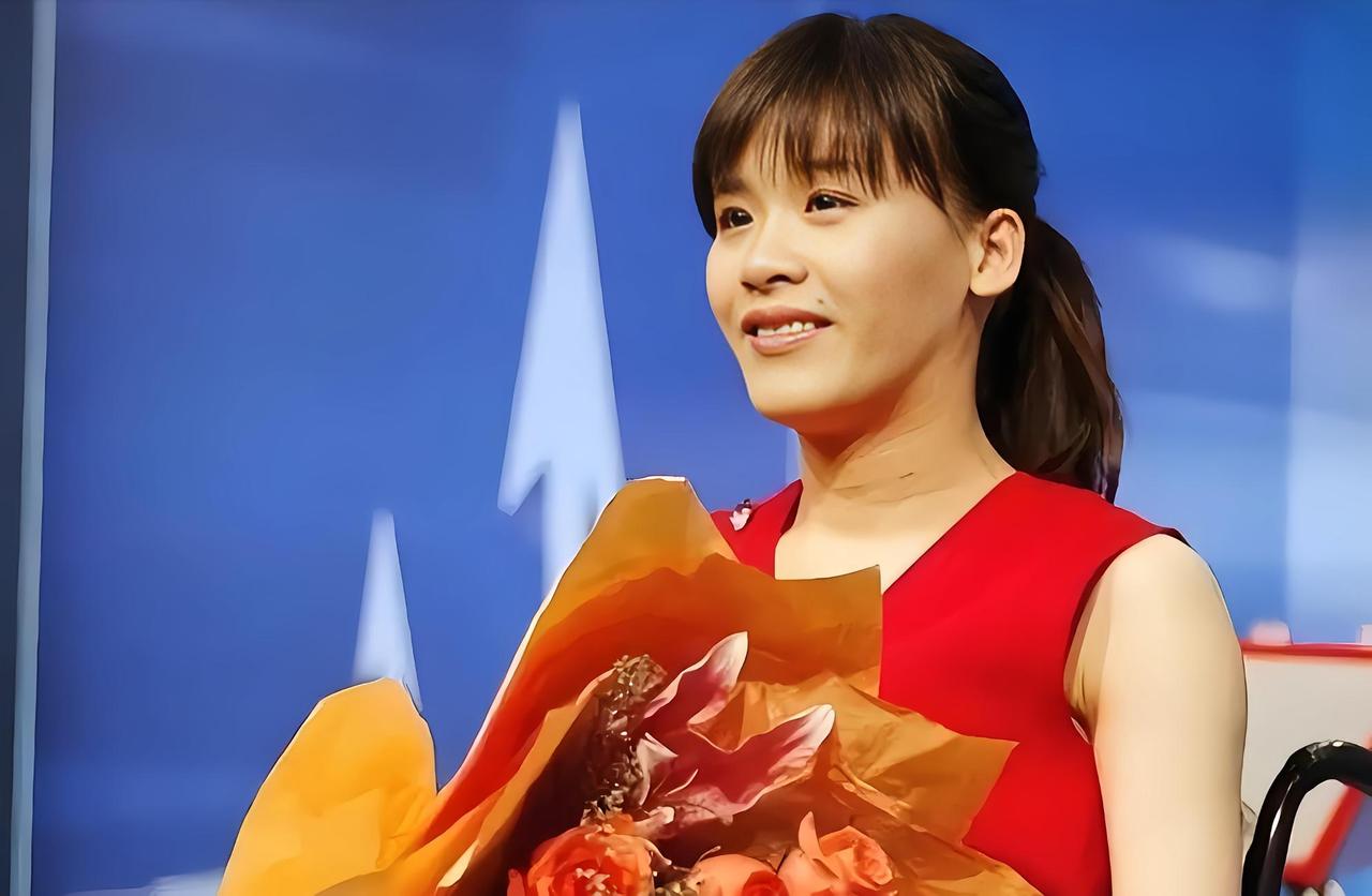 1998年，瘫痪后的桑兰，拿到了1000万美金的赔偿。不久后，照顾她9年的黄健宣