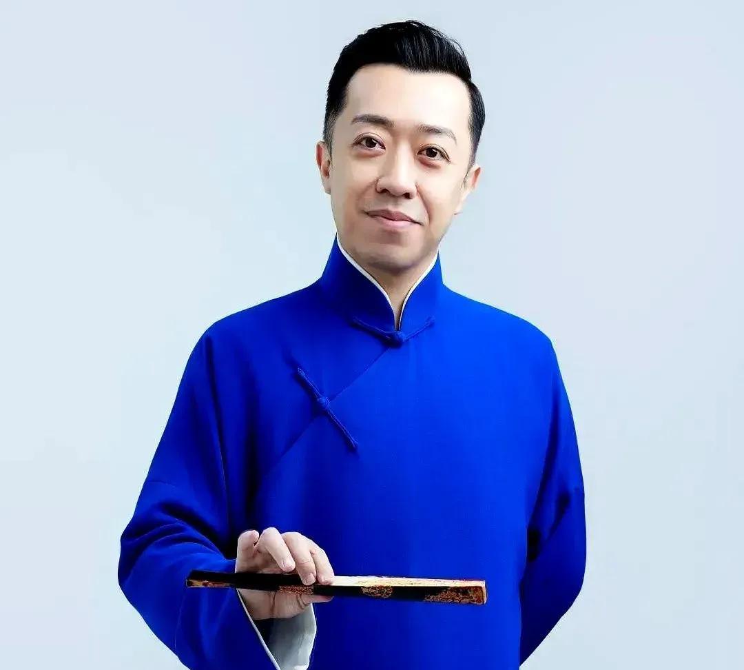 李菁果然高明，比何云伟高一百倍，一句话不说郭德纲用沉默换资源都说曹云金离开德云