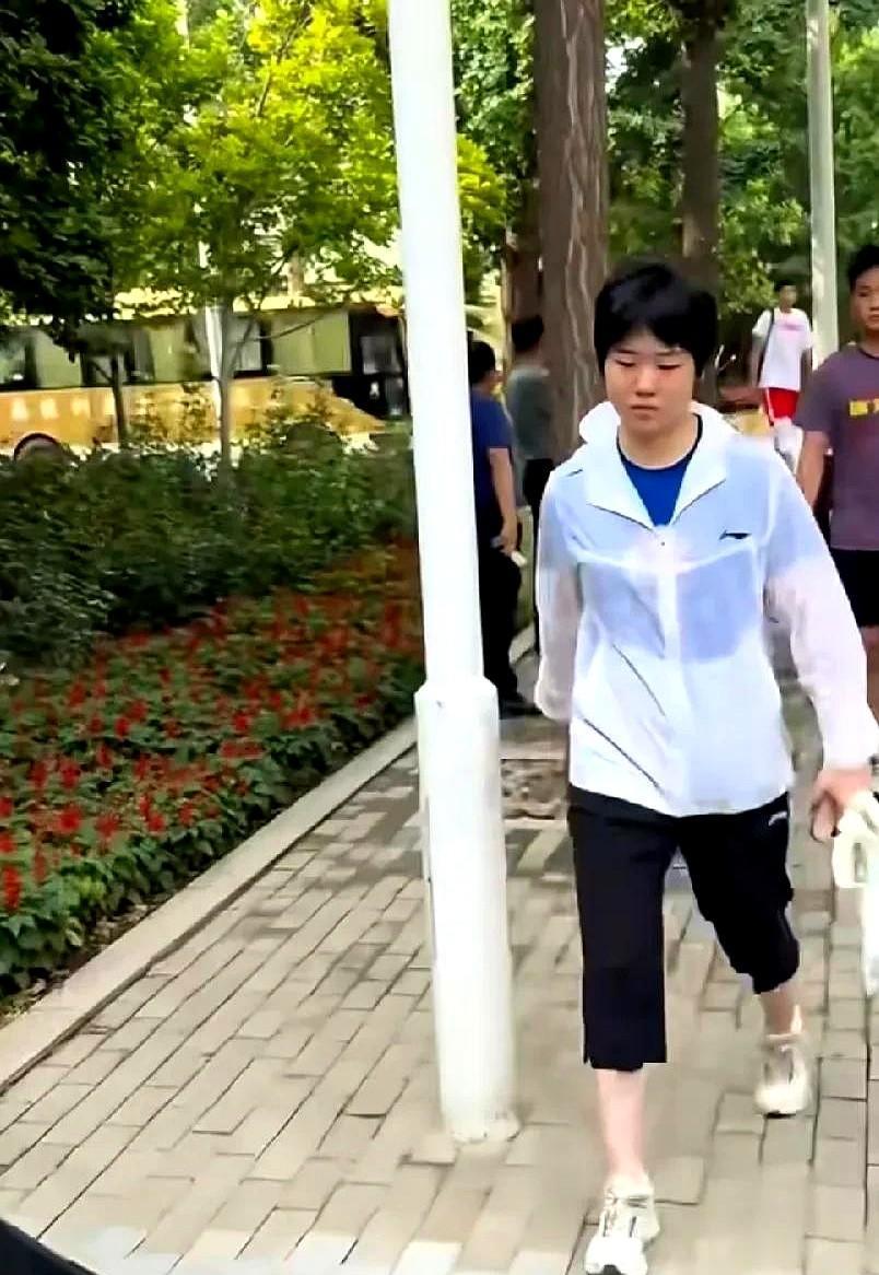 6月21日国乒最新动态王楚钦穿工装裤上训，又帅出了新高度今天看到龙队顶着大太