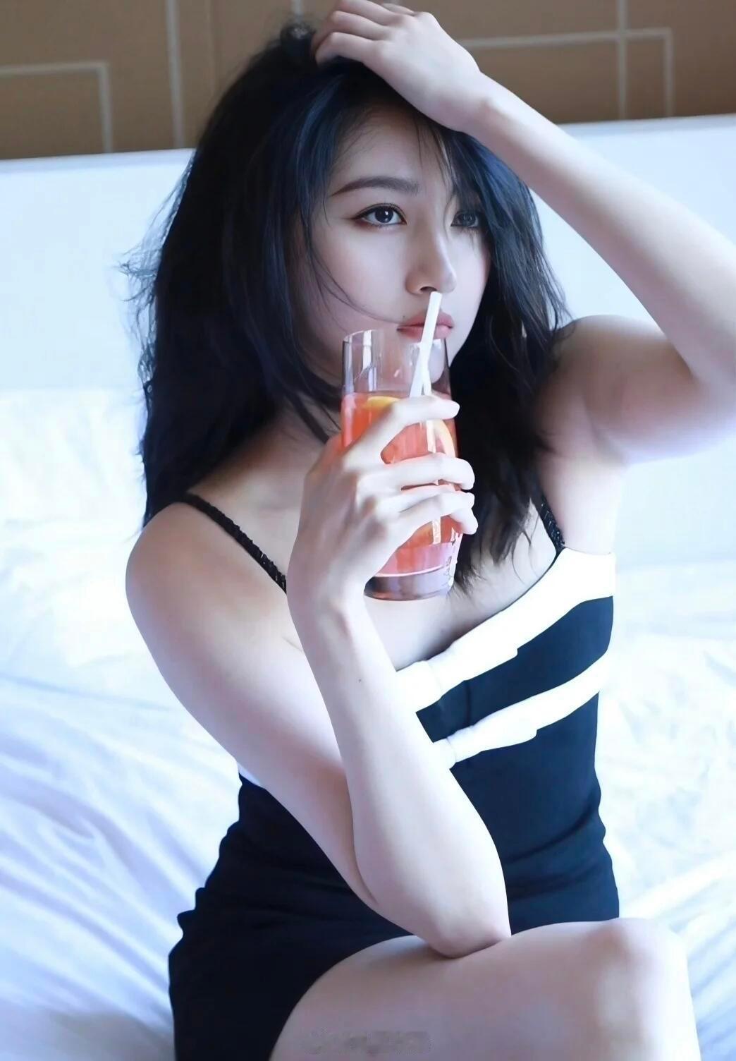 关晓彤纯欲私服小心机
