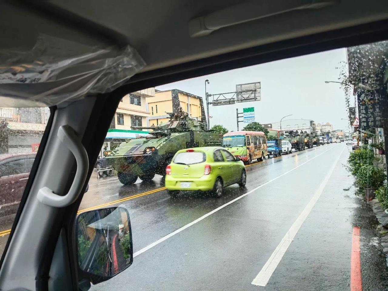 台湾省网友分享蛙军出港出营照片。一个会总结的台湾省网友：这三年来大陆围岛军演范