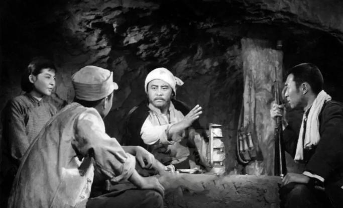 1948年，李青林被捕，特务见她不承认身份，就叫来一个叛徒指认她，看到叛徒时，李