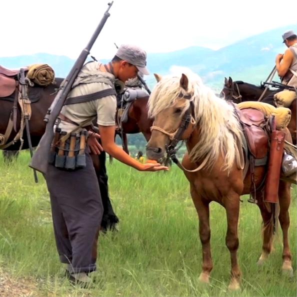 红军团长正在练兵，喂马的马夫路过训练场，看着训练的红军，忍不住就笑了出来，红军团