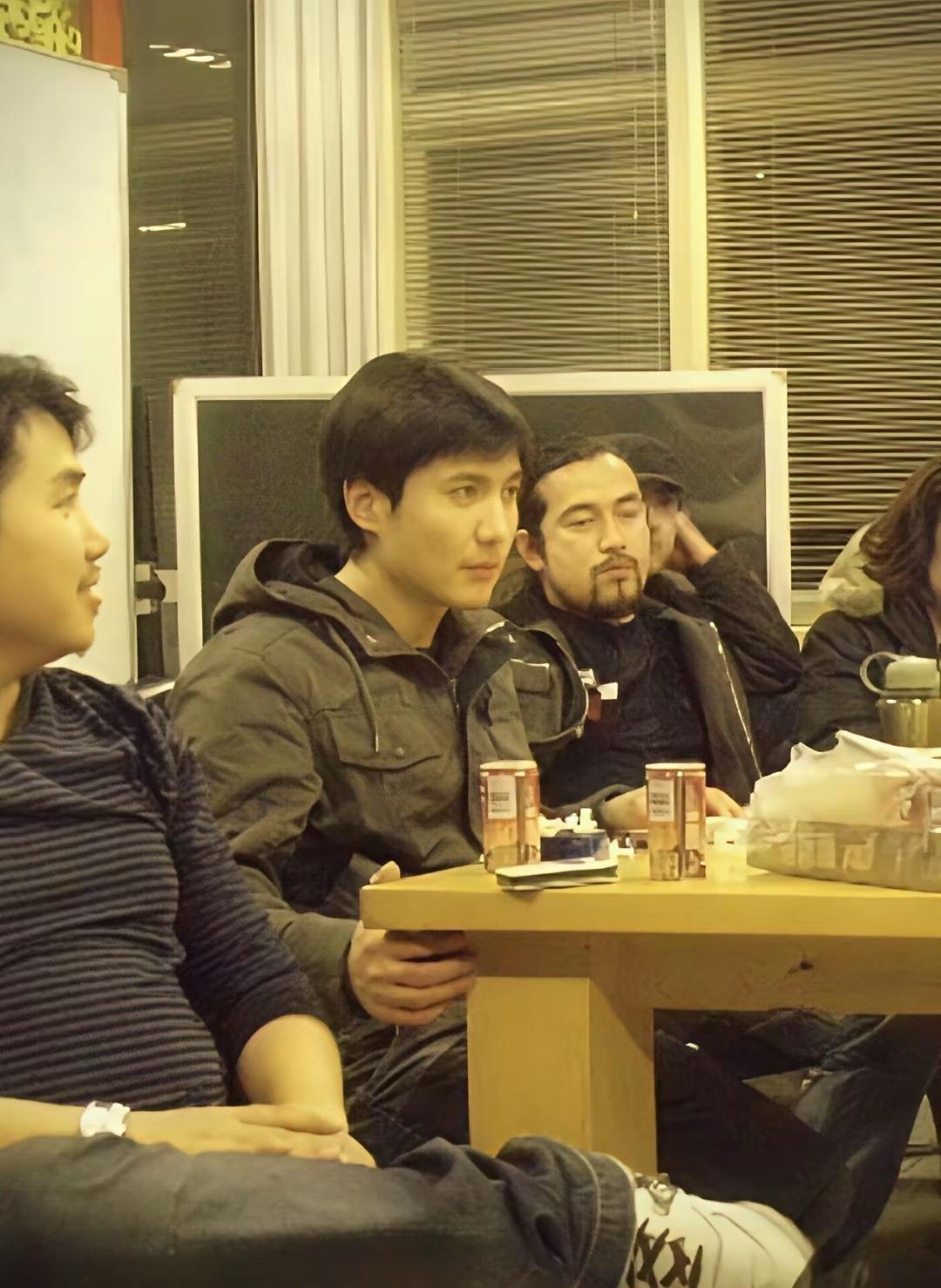 沈腾古早照片，那时的腾哥瘦瘦的，看着眉清目秀的，真的好帅啊，哈哈。沈腾