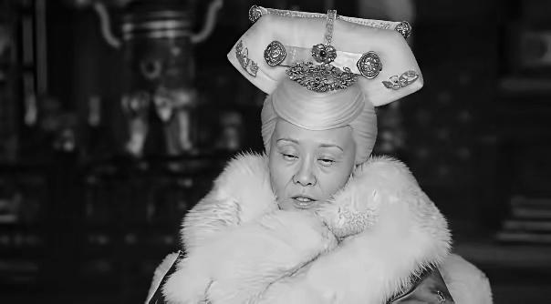 1791年，白雪纷飞的夜晚，81岁的乾隆传召小自己两岁的愉妃侍寝，呆若木鸡的太监