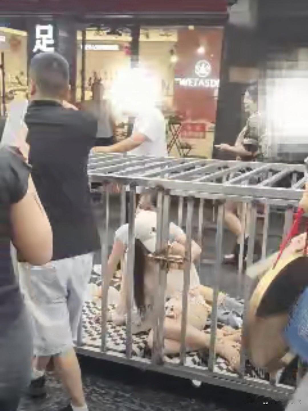 辣眼睛！湖南岳阳，俩大美女和一条黑狗被关在同一个猪笼子里，几个男人推着“浸猪笼”