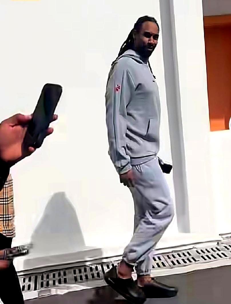 萨林杰还是太胖，走路都费劲，广东三外援打新赛季有些费力。麦考尔在那边轻盈