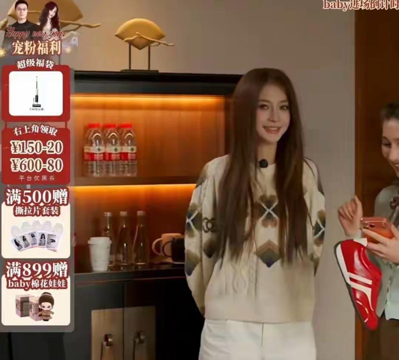 她也沦落到直播带货了？