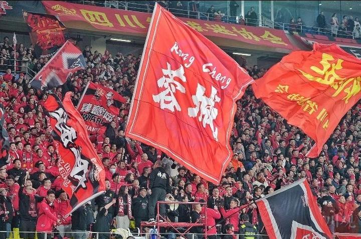 本赛季的中超，成都蓉城争冠算是彻底歇菜了！你说它不行吧，它能击败海港、申花；你说