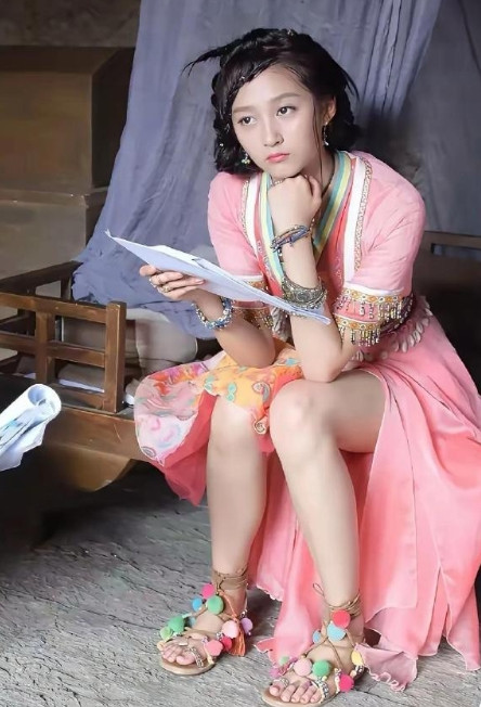 这是关晓彤拍的哪部剧呀，鞋子也太抢眼啦！造型独特超吸睛，让人忍不住多瞧几眼呢。