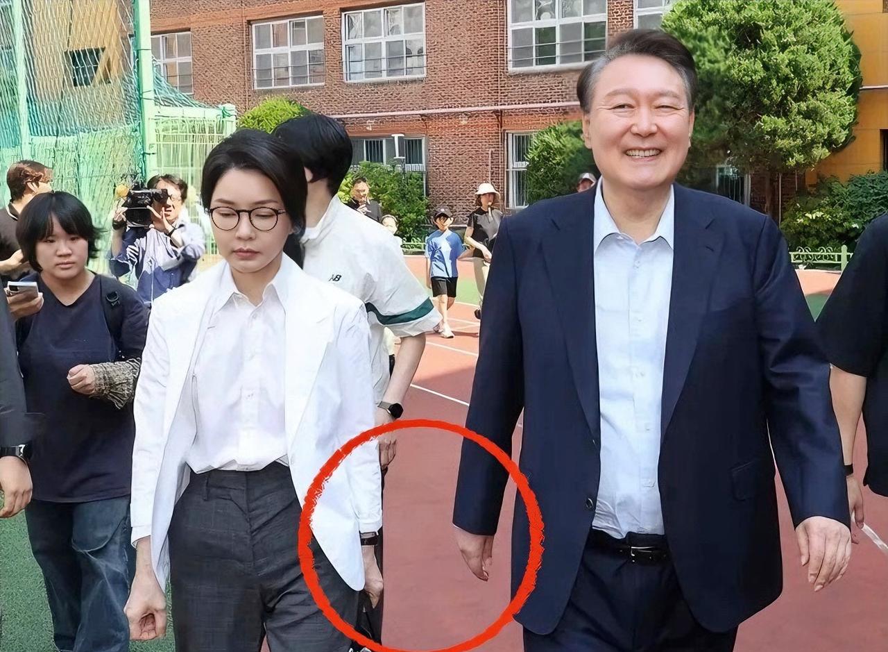 昔日恩爱变陌路！韩国前第一夫人冷脸拒牵手下台总统，夫妻同框零交流恐双双入狱