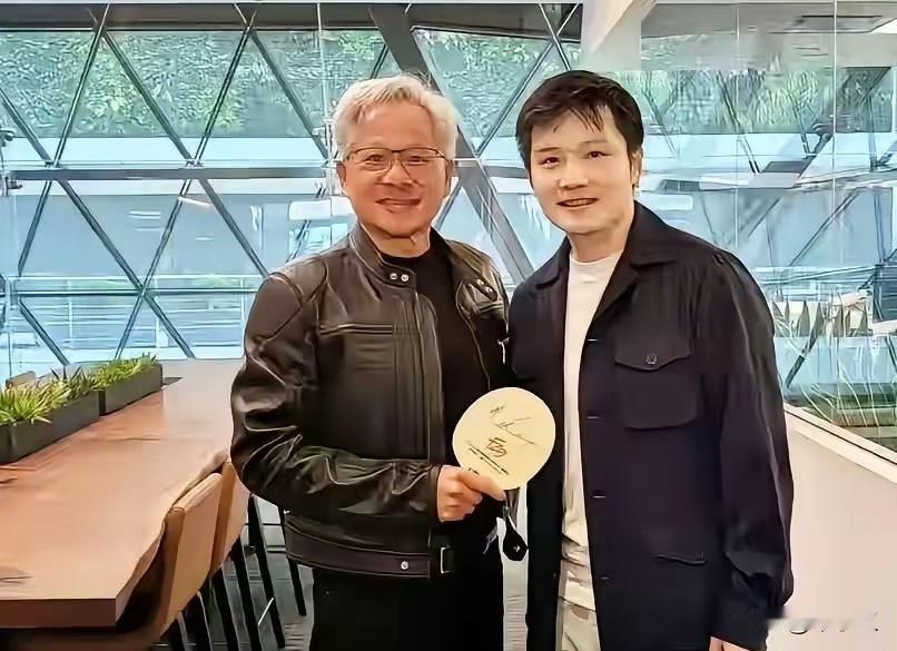 世界第一市值英伟达公司CEO黄仁勋，跟东哥打乒乓球了，芯片巨头和乒乓王子，东东太