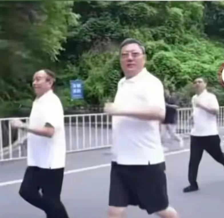 跑步视频曾获留言超11万条引热议，现在这个人下马跑不成了他曾经领跑了全长约5公