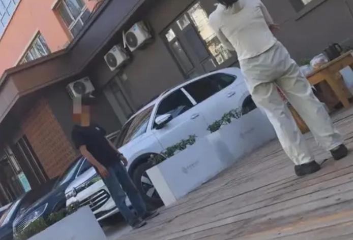 离谱不？新疆，男子3人自驾游，在夜里到达酒店，但是只剩一间房了，2位女同伴决定在